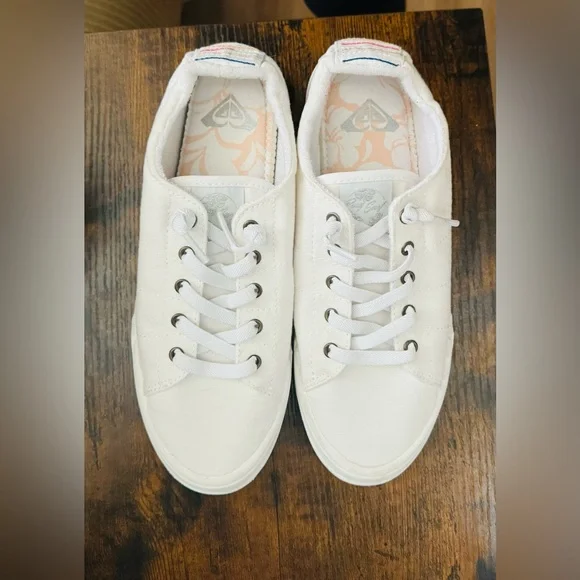 Women’s Roxy size 9 slip ons NWOT - Picture 2 of 3